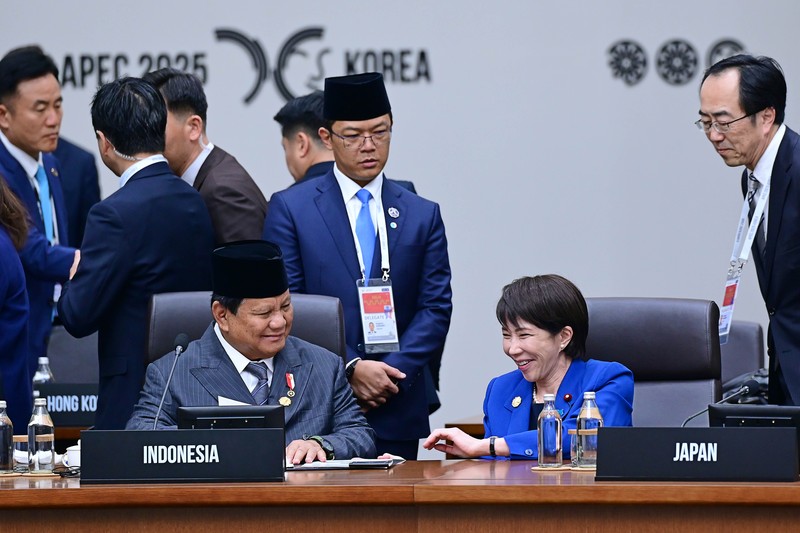 Presiden Republik Indonesia Prabowo Subianto menghadiri Konferensi Tingkat Tinggi (KTT) Kerja Sama Ekonomi Asia-Pasifik (APEC) 2025, yang berlangsung di Hwabaek International Convention Centre (HICO), Gyeongju, Republik Korea, pada Jumat (31/10). Presiden Republik Indonesia Prabowo Subianto menghadiri Konferensi Tingkat Tinggi (KTT) Kerja Sama Ekonomi Asia-Pasifik (APEC) 2025, yang berlangsung di Hwabaek International Convention Centre (HICO), Gyeongju, Republik Korea, pada Jumat (31/10). (Dok. Biro Pers Sekretariat Presiden/Muchlis Jr)
