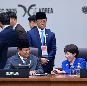 Momen PM Jepang Geser Kursi Dekati Presiden Prabowo di KTT APEC 2025