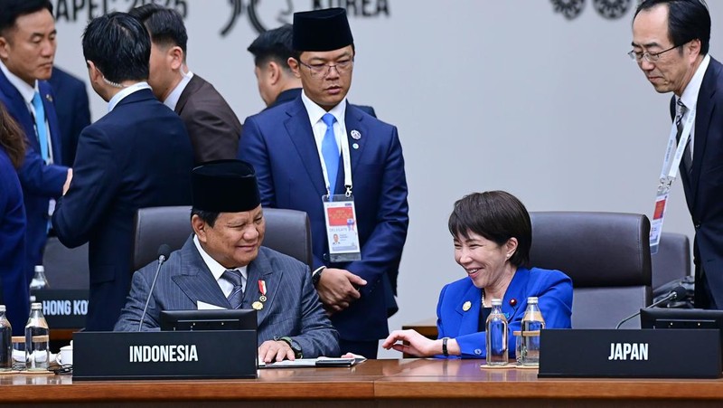 Presiden Republik Indonesia Prabowo Subianto menghadiri Konferensi Tingkat Tinggi (KTT) Kerja Sama Ekonomi Asia-Pasifik (APEC) 2025, yang berlangsung di Hwabaek International Convention Centre (HICO), Gyeongju, Republik Korea, pada Jumat (31/10). Presiden Republik Indonesia Prabowo Subianto menghadiri Konferensi Tingkat Tinggi (KTT) Kerja Sama Ekonomi Asia-Pasifik (APEC) 2025, yang berlangsung di Hwabaek International Convention Centre (HICO), Gyeongju, Republik Korea, pada Jumat (31/10). (Dok. Biro Pers Sekretariat Presiden/Muchlis Jr)