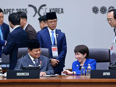 Momen PM Jepang Geser Kursi Dekati Presiden Prabowo di KTT APEC 2025