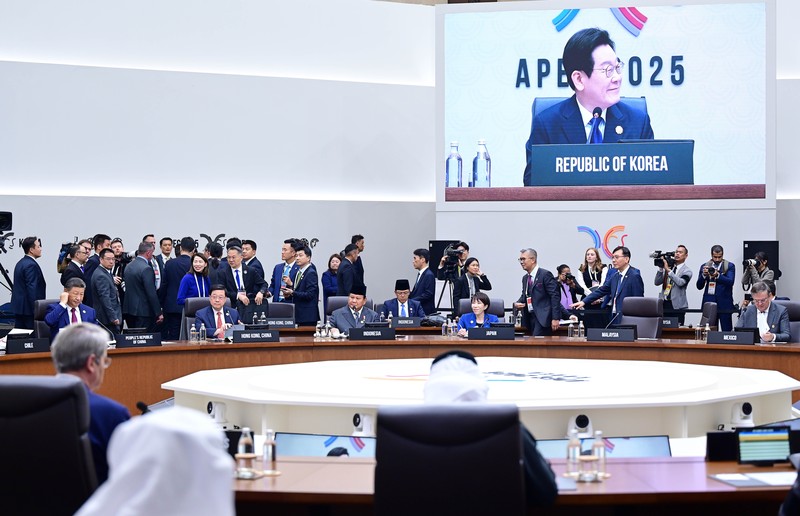 Presiden Republik Indonesia Prabowo Subianto menghadiri Konferensi Tingkat Tinggi (KTT) Kerja Sama Ekonomi Asia-Pasifik (APEC) 2025, yang berlangsung di Hwabaek International Convention Centre (HICO), Gyeongju, Republik Korea, pada Jumat (31/10). Presiden Republik Indonesia Prabowo Subianto menghadiri Konferensi Tingkat Tinggi (KTT) Kerja Sama Ekonomi Asia-Pasifik (APEC) 2025, yang berlangsung di Hwabaek International Convention Centre (HICO), Gyeongju, Republik Korea, pada Jumat (31/10). (Dok. Biro Pers Sekretariat Presiden/Muchlis Jr)
