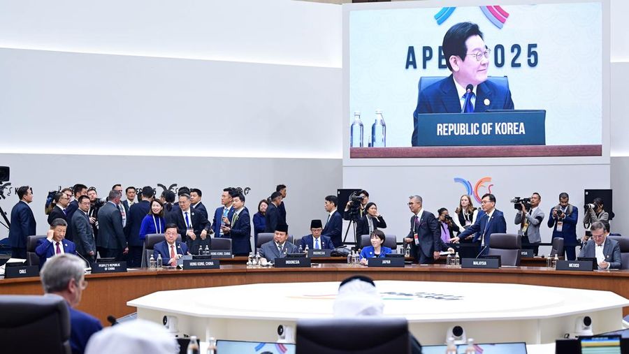 Presiden Republik Indonesia Prabowo Subianto menghadiri Konferensi Tingkat Tinggi (KTT) Kerja Sama Ekonomi Asia-Pasifik (APEC) 2025, yang berlangsung di Hwabaek International Convention Centre (HICO), Gyeongju, Republik Korea, pada Jumat (31/10). Presiden Republik Indonesia Prabowo Subianto menghadiri Konferensi Tingkat Tinggi (KTT) Kerja Sama Ekonomi Asia-Pasifik (APEC) 2025, yang berlangsung di Hwabaek International Convention Centre (HICO), Gyeongju, Republik Korea, pada Jumat (31/10). (Dok. Biro Pers Sekretariat Presiden/Muchlis Jr)