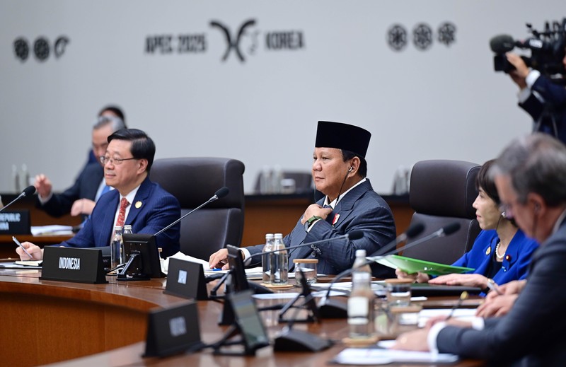 Presiden Republik Indonesia Prabowo Subianto menghadiri Konferensi Tingkat Tinggi (KTT) Kerja Sama Ekonomi Asia-Pasifik (APEC) 2025, yang berlangsung di Hwabaek International Convention Centre (HICO), Gyeongju, Republik Korea, pada Jumat (31/10). Presiden Republik Indonesia Prabowo Subianto menghadiri Konferensi Tingkat Tinggi (KTT) Kerja Sama Ekonomi Asia-Pasifik (APEC) 2025, yang berlangsung di Hwabaek International Convention Centre (HICO), Gyeongju, Republik Korea, pada Jumat (31/10). (Dok. Biro Pers Sekretariat Presiden/Muchlis Jr)