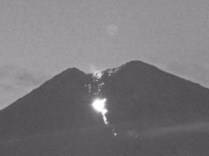 Lagi, Semeru Erupsi Luncurkan Lava Pijar Sejauh 2,5 Km Pagi Ini