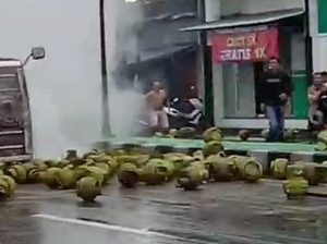 Truk Terguling di Jalan Jogja-Solo, Muatan Gas Melon Berceceran