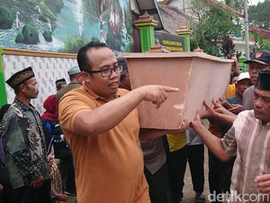 4 Korban Tewas Longsor Trenggalek Dimakamkan dalam Dua Liang Lahat