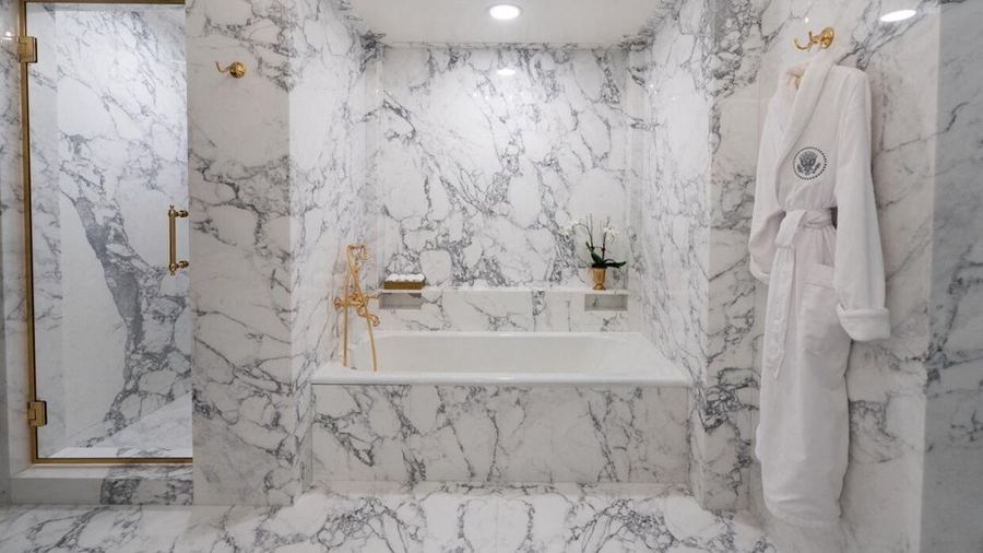 Kamar Mandi Lincoln yang telah direnovasi, yang digambarkan oleh Presiden AS Donald Trump memiliki 