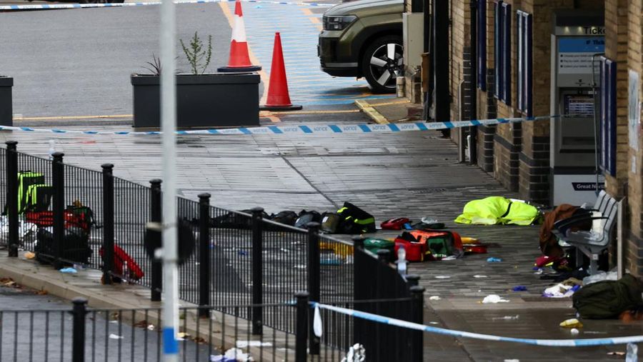 Seorang petugas forensik bekerja di tempat kejadian perkara di Stasiun Huntingdon setelah serangkaian penusukan di kereta api, dekat Cambridge, Inggris, 2 November 2025. (REUTERS/Jack Taylor)