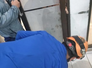 Damkar Evakuasi Tangan Balita Terjepit Pintu Puskesmas di Cimanggis