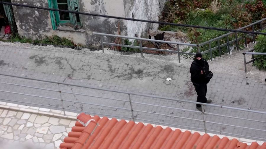 Seorang anggota unit polisi khusus beroperasi menyusul insiden di mana dua orang tewas dan sedikitnya 10 orang terluka dalam penembakan di sebuah desa, dalam apa yang digambarkan oleh seorang pejabat polisi senior sebagai dendam keluarga, di desa Vorizia, pulau Kreta, Yunani, 1 November 2025. Seorang anggota unit polisi khusus beroperasi menyusul insiden di mana dua orang tewas dan sedikitnya 10 orang terluka dalam penembakan di sebuah desa, dalam apa yang digambarkan oleh seorang pejabat polisi senior sebagai dendam keluarga, di desa Vorizia, pulau Kreta, Yunani, 1 November 2025. (Stefanos Rapanis/Eurokinissi via REUTERS)