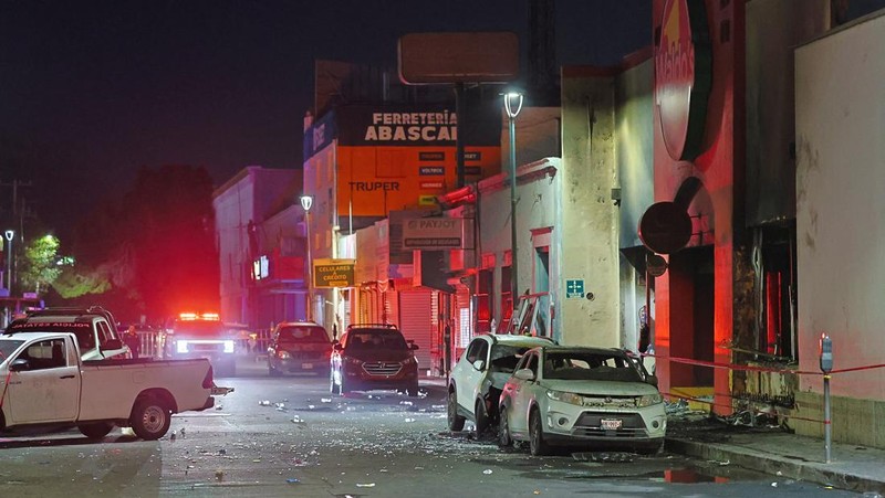 Fasad toko yang rusak akibat kebakaran yang menewaskan banyak orang, di Hermosillo, Meksiko, 1 November 2025. (REUTERS/Stringer)