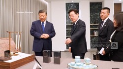 Video: Bertukar Hadiah, Xi Jinping Beri HP China ke Presiden Korsel