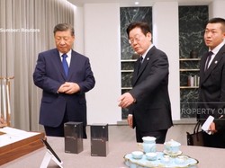 Video: Bertukar Hadiah, Xi Jinping Beri HP China ke Presiden Korsel
