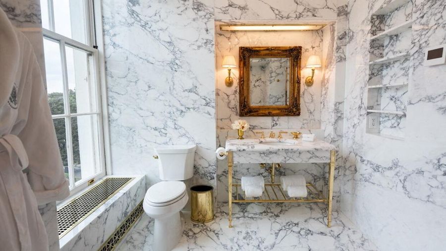 Kamar Mandi Lincoln yang telah direnovasi, yang digambarkan oleh Presiden AS Donald Trump memiliki 