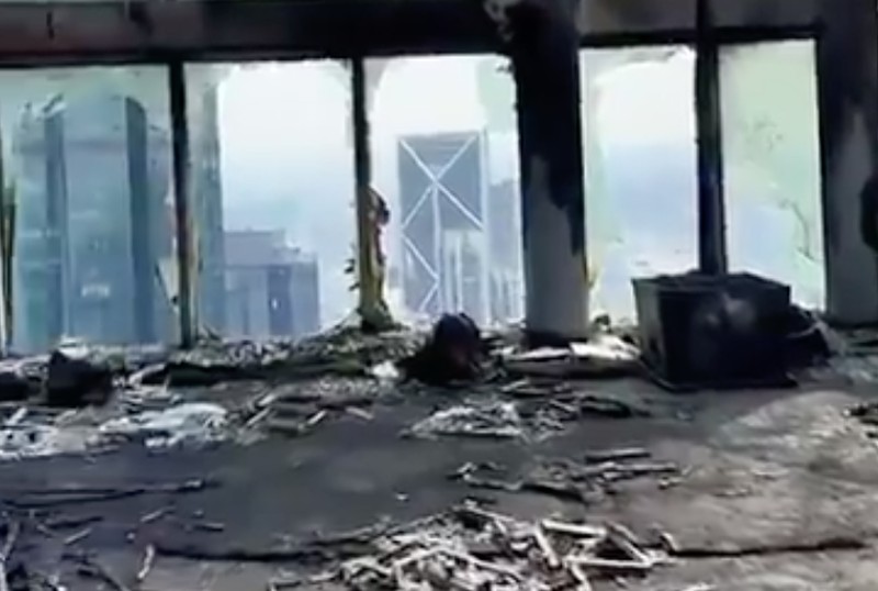 Kebakaran terjadi di gedung Menara Petronas 3, Kuala Lumpur, Malaysia. Foto-foto dan video yang diunggah di media sosial menunjukkan asap tebal mengepul dari puncak gedung tersebut. (Tangkapan Layar Video X/@mohd_escobar)