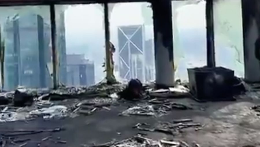 Kebakaran terjadi di gedung Menara Petronas 3, Kuala Lumpur, Malaysia. Foto-foto dan video yang diunggah di media sosial menunjukkan asap tebal mengepul dari puncak gedung tersebut. Kebakaran terjadi di gedung Menara Petronas 3, Kuala Lumpur, Malaysia. Foto-foto dan video yang diunggah di media sosial menunjukkan asap tebal mengepul dari puncak gedung tersebut. (Tangkapan Layar Video X/@mohd_escobar)