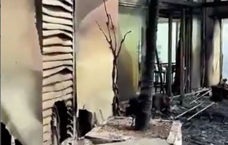 Kebakaran terjadi di gedung Menara Petronas 3, Kuala Lumpur, Malaysia. Foto-foto dan video yang diunggah di media sosial menunjukkan asap tebal mengepul dari puncak gedung tersebut. (Tangkapan Layar Video X/@mohd_escobar)