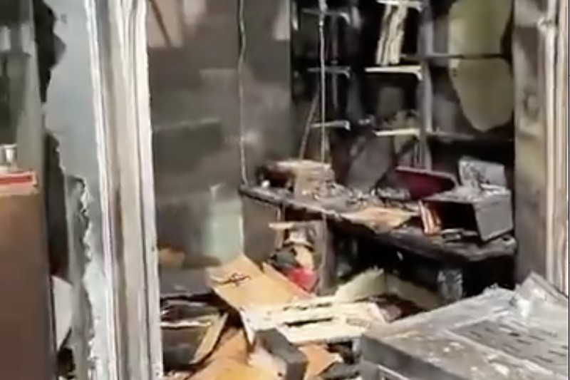 Kebakaran terjadi di gedung Menara Petronas 3, Kuala Lumpur, Malaysia. Foto-foto dan video yang diunggah di media sosial menunjukkan asap tebal mengepul dari puncak gedung tersebut. (Tangkapan Layar Video X/@mohd_escobar)