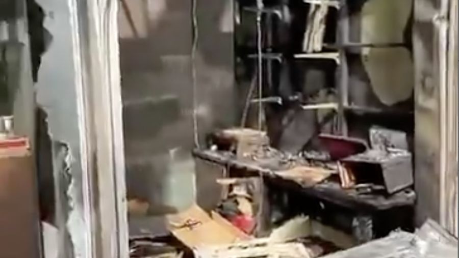 Kebakaran terjadi di gedung Menara Petronas 3, Kuala Lumpur, Malaysia. Foto-foto dan video yang diunggah di media sosial menunjukkan asap tebal mengepul dari puncak gedung tersebut. (Tangkapan Layar Video X/@mohd_escobar)