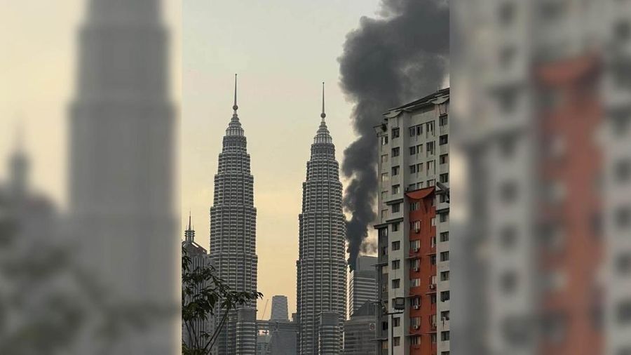 Kebakaran terjadi di gedung Menara Petronas 3, Kuala Lumpur, Malaysia. Foto-foto dan video yang diunggah di media sosial menunjukkan asap tebal mengepul dari puncak gedung tersebut. Kebakaran terjadi di gedung Menara Petronas 3, Kuala Lumpur, Malaysia. Foto-foto dan video yang diunggah di media sosial menunjukkan asap tebal mengepul dari puncak gedung tersebut. (Tangkapan Layar Video X/@mohd_escobar)
