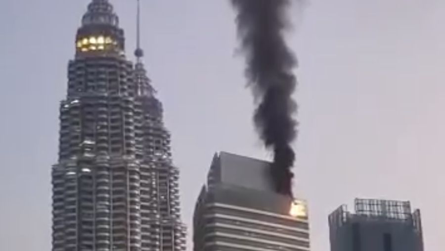 Kebakaran terjadi di gedung Menara Petronas 3, Kuala Lumpur, Malaysia. Foto-foto dan video yang diunggah di media sosial menunjukkan asap tebal mengepul dari puncak gedung tersebut. Kebakaran terjadi di gedung Menara Petronas 3, Kuala Lumpur, Malaysia. Foto-foto dan video yang diunggah di media sosial menunjukkan asap tebal mengepul dari puncak gedung tersebut. (Tangkapan Layar Video X/@mohd_escobar)