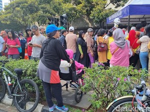 Daftar Kartu Gratis Transum Jakarta, Lansia Antre Panjang di CFD Bundaran HI