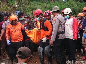 Rumah di Trenggalek Tertimbun Longsor, Suami Istri dan 2 Anak Tewas