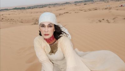 Luna Maya Jadi Desert Goddess di Dubai, Pose-posenya Aduhai!