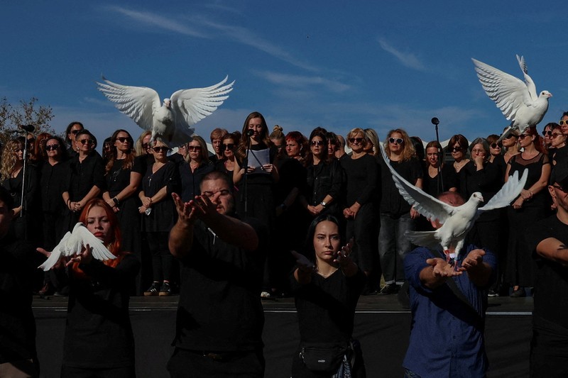 Pemandangan drone menunjukkan orang-orang berdiam diri selama 16 menit di luar stasiun kereta api Novi Sad selama upacara peringatan, pada peringatan pertama runtuhnya kanopi stasiun yang fatal pada November 2024, yang menewaskan 16 orang, memicu tuduhan nasional tentang korupsi dan kelalaian yang meluas, di Novi Sad, Serbia, 1 November 2025. (REUTERS/Marko Djurica)