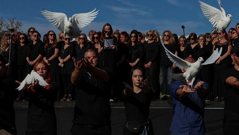 Pemandangan drone menunjukkan orang-orang berdiam diri selama 16 menit di luar stasiun kereta api Novi Sad selama upacara peringatan, pada peringatan pertama runtuhnya kanopi stasiun yang fatal pada November 2024, yang menewaskan 16 orang, memicu tuduhan nasional tentang korupsi dan kelalaian yang meluas, di Novi Sad, Serbia, 1 November 2025. (REUTERS/Marko Djurica)