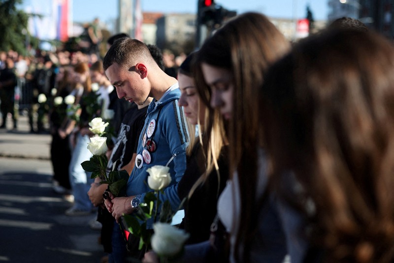 Pemandangan drone menunjukkan orang-orang berdiam diri selama 16 menit di luar stasiun kereta api Novi Sad selama upacara peringatan, pada peringatan pertama runtuhnya kanopi stasiun yang fatal pada November 2024, yang menewaskan 16 orang, memicu tuduhan nasional tentang korupsi dan kelalaian yang meluas, di Novi Sad, Serbia, 1 November 2025. (REUTERS/Marko Djurica)