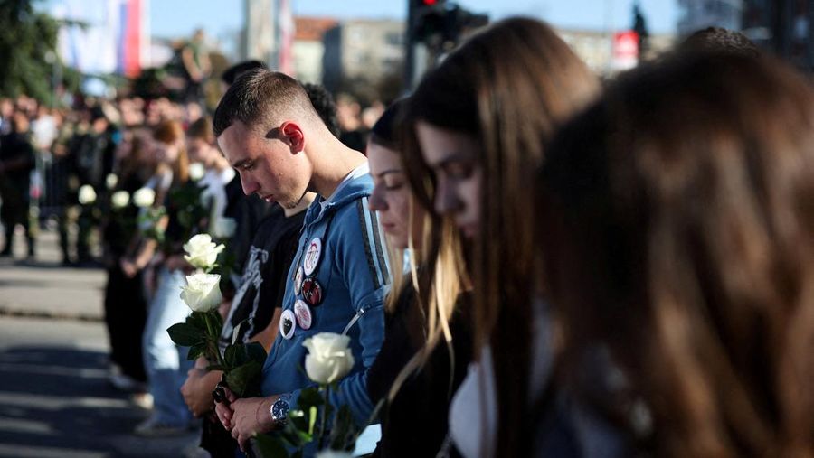 Pemandangan drone menunjukkan orang-orang berdiam diri selama 16 menit di luar stasiun kereta api Novi Sad selama upacara peringatan, pada peringatan pertama runtuhnya kanopi stasiun yang fatal pada November 2024, yang menewaskan 16 orang, memicu tuduhan nasional tentang korupsi dan kelalaian yang meluas, di Novi Sad, Serbia, 1 November 2025. Pemandangan drone menunjukkan orang-orang berdiam diri selama 16 menit di luar stasiun kereta api Novi Sad selama upacara peringatan, pada peringatan pertama runtuhnya kanopi stasiun yang fatal pada November 2024, yang menewaskan 16 orang, memicu tuduhan nasional tentang korupsi dan kelalaian yang meluas, di Novi Sad, Serbia, 1 November 2025. (REUTERS/Marko Djurica)