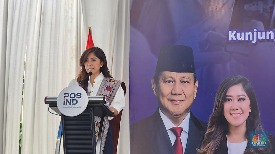 Menteri Komunikasi dan Digital (Menkomdigi) Meutya Hafid melakukan inspeksi mendadak (sidak) ke Kantor Pos Layanan Pos Universal (LPU) Blahkiuh di Abiansemal, Badung, Bali, pada Minggu (2/11/2025). (CNBC Indonesia/Tommy Patrio Sorongan)