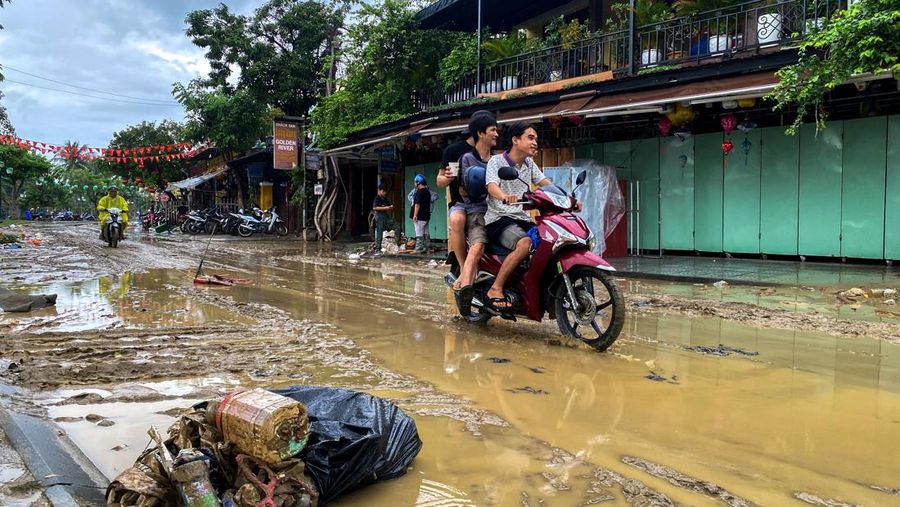 Orang-orang bepergian di jalan setelah banjir di Vietnam tengah yang menewaskan beberapa orang, di Hoi An, Vietnam, 1 November 2025. Orang-orang bepergian di jalan setelah banjir di Vietnam tengah yang menewaskan beberapa orang, di Hoi An, Vietnam, 1 November 2025. (REUTERS/Thinh Nguyen)