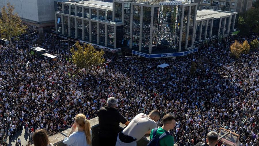 Pemandangan drone menunjukkan orang-orang berdiam diri selama 16 menit di luar stasiun kereta api Novi Sad selama upacara peringatan, pada peringatan pertama runtuhnya kanopi stasiun yang fatal pada November 2024, yang menewaskan 16 orang, memicu tuduhan nasional tentang korupsi dan kelalaian yang meluas, di Novi Sad, Serbia, 1 November 2025. Pemandangan drone menunjukkan orang-orang berdiam diri selama 16 menit di luar stasiun kereta api Novi Sad selama upacara peringatan, pada peringatan pertama runtuhnya kanopi stasiun yang fatal pada November 2024, yang menewaskan 16 orang, memicu tuduhan nasional tentang korupsi dan kelalaian yang meluas, di Novi Sad, Serbia, 1 November 2025. (REUTERS/Marko Djurica)