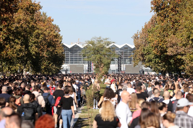 Pemandangan drone menunjukkan orang-orang berdiam diri selama 16 menit di luar stasiun kereta api Novi Sad selama upacara peringatan, pada peringatan pertama runtuhnya kanopi stasiun yang fatal pada November 2024, yang menewaskan 16 orang, memicu tuduhan nasional tentang korupsi dan kelalaian yang meluas, di Novi Sad, Serbia, 1 November 2025. (REUTERS/Marko Djurica)
