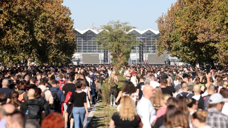 Pemandangan drone menunjukkan orang-orang berdiam diri selama 16 menit di luar stasiun kereta api Novi Sad selama upacara peringatan, pada peringatan pertama runtuhnya kanopi stasiun yang fatal pada November 2024, yang menewaskan 16 orang, memicu tuduhan nasional tentang korupsi dan kelalaian yang meluas, di Novi Sad, Serbia, 1 November 2025. (REUTERS/Marko Djurica)