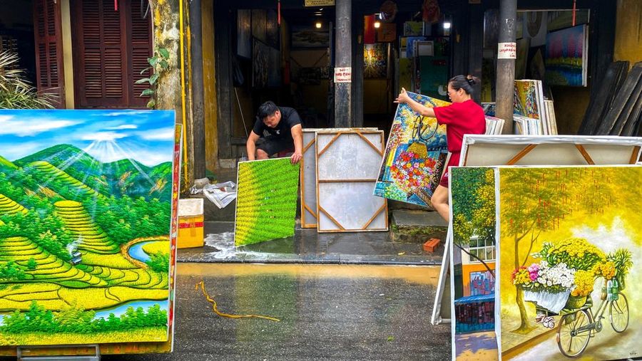 Orang-orang bepergian di jalan setelah banjir di Vietnam tengah yang menewaskan beberapa orang, di Hoi An, Vietnam, 1 November 2025. Orang-orang bepergian di jalan setelah banjir di Vietnam tengah yang menewaskan beberapa orang, di Hoi An, Vietnam, 1 November 2025. (REUTERS/Thinh Nguyen)