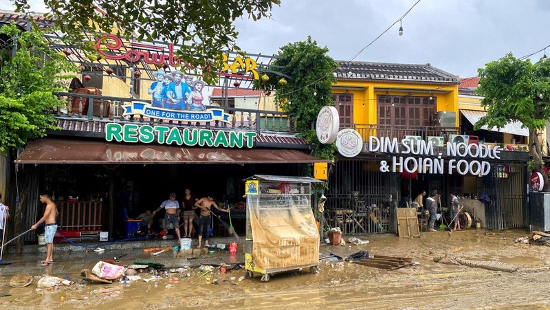 Orang-orang bepergian di jalan setelah banjir di Vietnam tengah yang menewaskan beberapa orang, di Hoi An, Vietnam, 1 November 2025. (REUTERS/Thinh Nguyen)