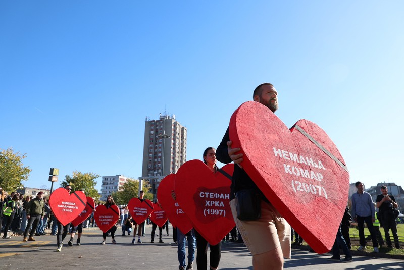 Pemandangan drone menunjukkan orang-orang berdiam diri selama 16 menit di luar stasiun kereta api Novi Sad selama upacara peringatan, pada peringatan pertama runtuhnya kanopi stasiun yang fatal pada November 2024, yang menewaskan 16 orang, memicu tuduhan nasional tentang korupsi dan kelalaian yang meluas, di Novi Sad, Serbia, 1 November 2025. (REUTERS/Marko Djurica)