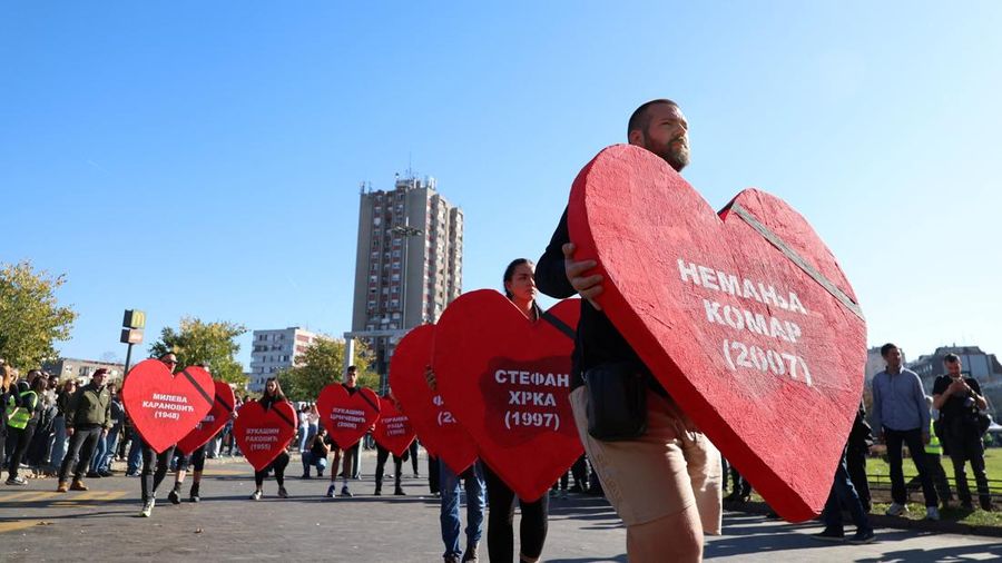 Pemandangan drone menunjukkan orang-orang berdiam diri selama 16 menit di luar stasiun kereta api Novi Sad selama upacara peringatan, pada peringatan pertama runtuhnya kanopi stasiun yang fatal pada November 2024, yang menewaskan 16 orang, memicu tuduhan nasional tentang korupsi dan kelalaian yang meluas, di Novi Sad, Serbia, 1 November 2025. Pemandangan drone menunjukkan orang-orang berdiam diri selama 16 menit di luar stasiun kereta api Novi Sad selama upacara peringatan, pada peringatan pertama runtuhnya kanopi stasiun yang fatal pada November 2024, yang menewaskan 16 orang, memicu tuduhan nasional tentang korupsi dan kelalaian yang meluas, di Novi Sad, Serbia, 1 November 2025. (REUTERS/Marko Djurica)