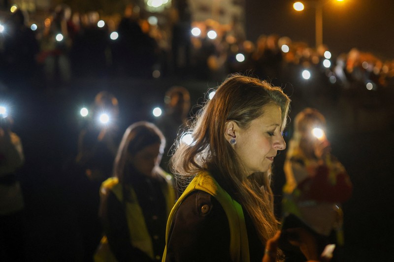 Pemandangan drone menunjukkan orang-orang berdiam diri selama 16 menit di luar stasiun kereta api Novi Sad selama upacara peringatan, pada peringatan pertama runtuhnya kanopi stasiun yang fatal pada November 2024, yang menewaskan 16 orang, memicu tuduhan nasional tentang korupsi dan kelalaian yang meluas, di Novi Sad, Serbia, 1 November 2025. (REUTERS/Marko Djurica)