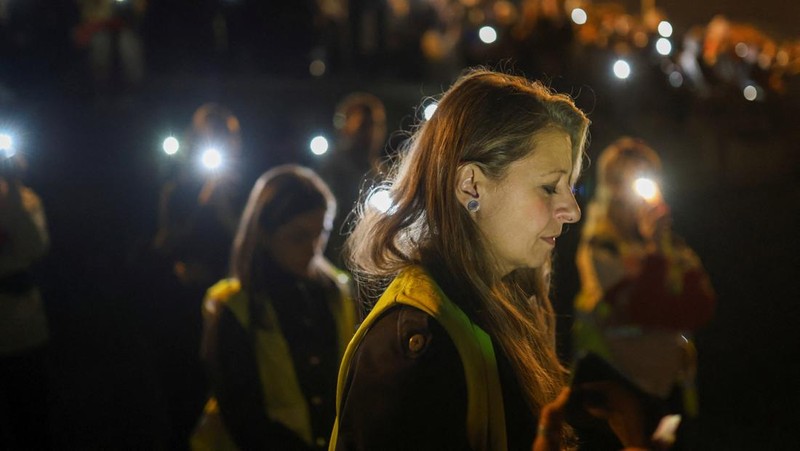 Pemandangan drone menunjukkan orang-orang berdiam diri selama 16 menit di luar stasiun kereta api Novi Sad selama upacara peringatan, pada peringatan pertama runtuhnya kanopi stasiun yang fatal pada November 2024, yang menewaskan 16 orang, memicu tuduhan nasional tentang korupsi dan kelalaian yang meluas, di Novi Sad, Serbia, 1 November 2025. (REUTERS/Marko Djurica)
