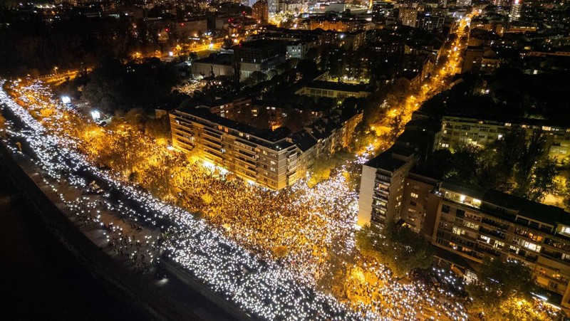 Pemandangan drone menunjukkan orang-orang berdiam diri selama 16 menit di luar stasiun kereta api Novi Sad selama upacara peringatan, pada peringatan pertama runtuhnya kanopi stasiun yang fatal pada November 2024, yang menewaskan 16 orang, memicu tuduhan nasional tentang korupsi dan kelalaian yang meluas, di Novi Sad, Serbia, 1 November 2025. (REUTERS/Marko Djurica)