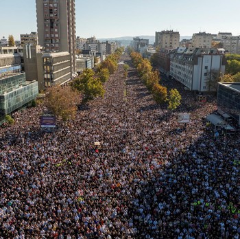 Ribuan Orang Turun ke Jalan Tuntut Keadilan Gedung Stasiun Ambruk