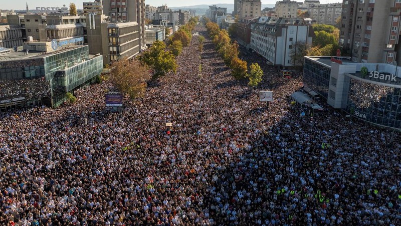 Pemandangan drone menunjukkan orang-orang berdiam diri selama 16 menit di luar stasiun kereta api Novi Sad selama upacara peringatan, pada peringatan pertama runtuhnya kanopi stasiun yang fatal pada November 2024, yang menewaskan 16 orang, memicu tuduhan nasional tentang korupsi dan kelalaian yang meluas, di Novi Sad, Serbia, 1 November 2025. (REUTERS/Marko Djurica)