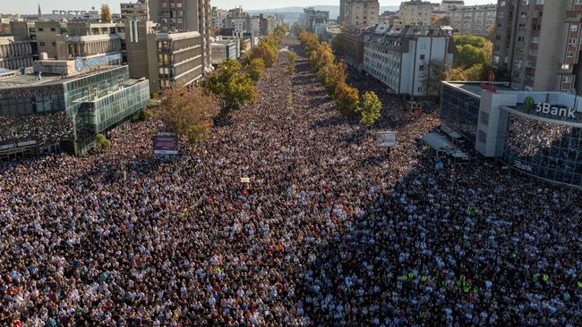 Ribuan Orang Turun ke Jalan Tuntut Keadilan Gedung Stasiun Ambruk