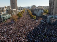 Ribuan Orang Turun ke Jalan Tuntut Keadilan Gedung Stasiun Ambruk