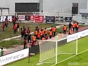 Penonton Masuk Area Lapangan Jelang Babak Kedua PSM Makassar Vs Madura United