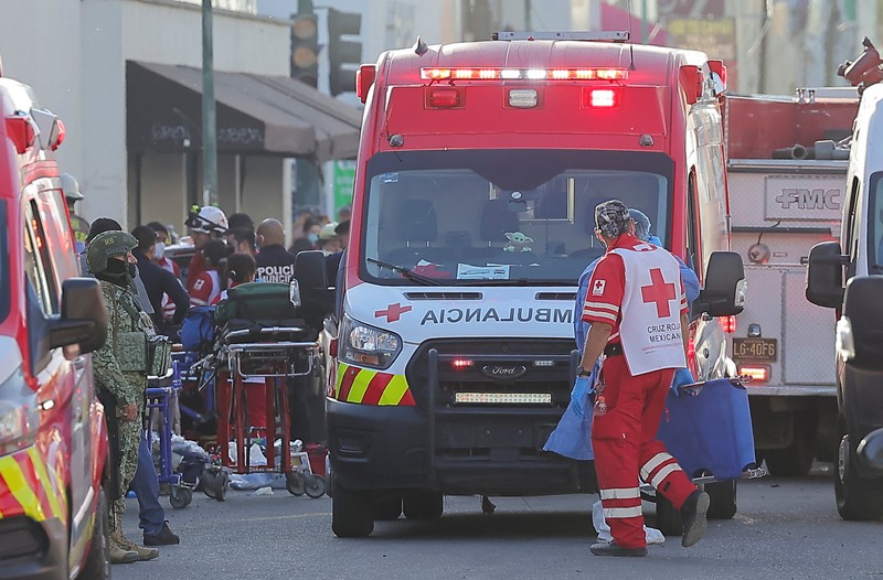Fasad toko yang rusak akibat kebakaran yang menewaskan banyak orang, di Hermosillo, Meksiko, 1 November 2025. (REUTERS/Stringer)